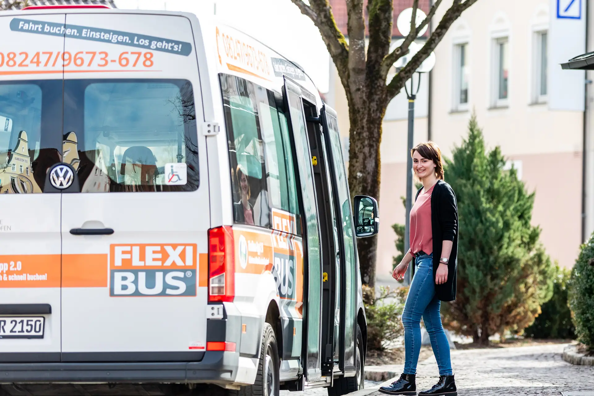 Eine Fahrgast steigt in den Flexibus an einer Halterstelle in Bad Wörishofen ein.