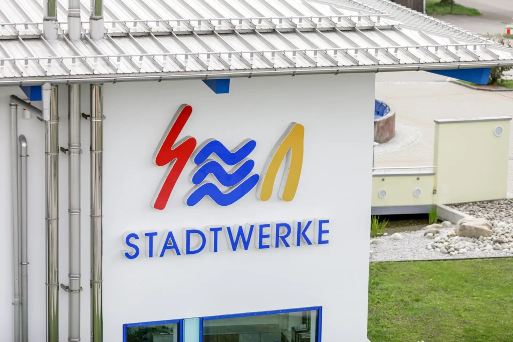 Fassade mit dem Logo und Schriftzug der Stadtwerke Bad Wörishofen