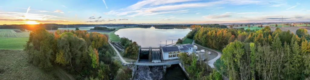 Luftaufnahme des Stausees bei Stockheim mit dem Wasserkraftwerk der Stadtwerke