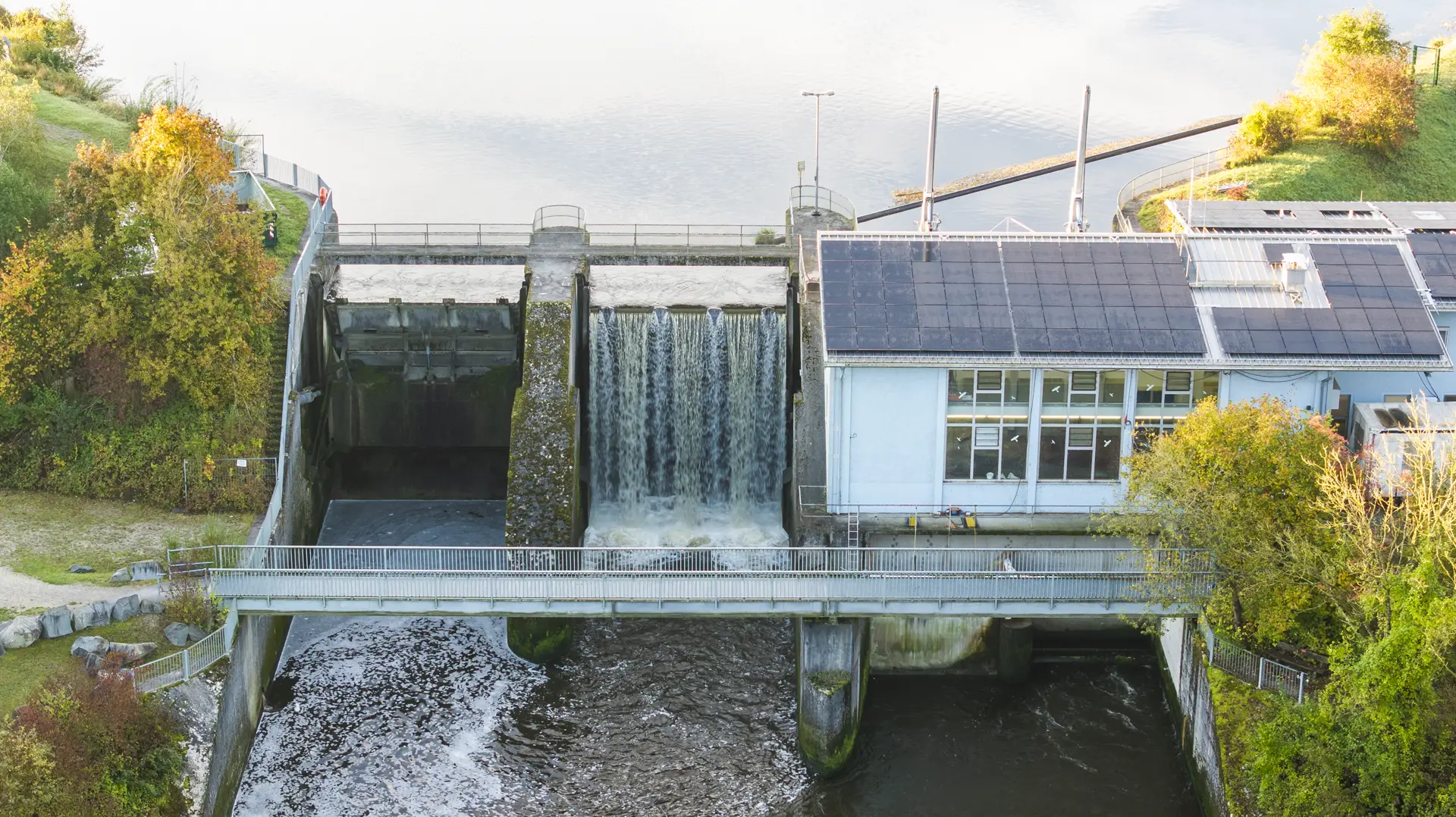 Das Wasserkraftwerk am Stausee zwischen Stockheim und Irsingen von oben.