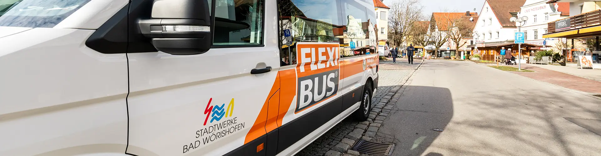 Ein Flexibus auf einer Haltestelle in der Innenstadt von Bad Wörishofen