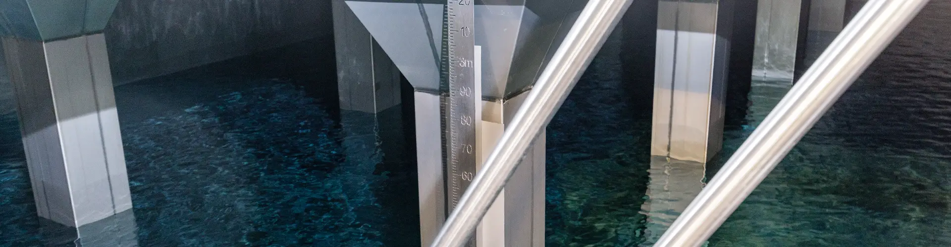 Einblick in einen Hochbehälter, der mit Wasser gefüllt ist.