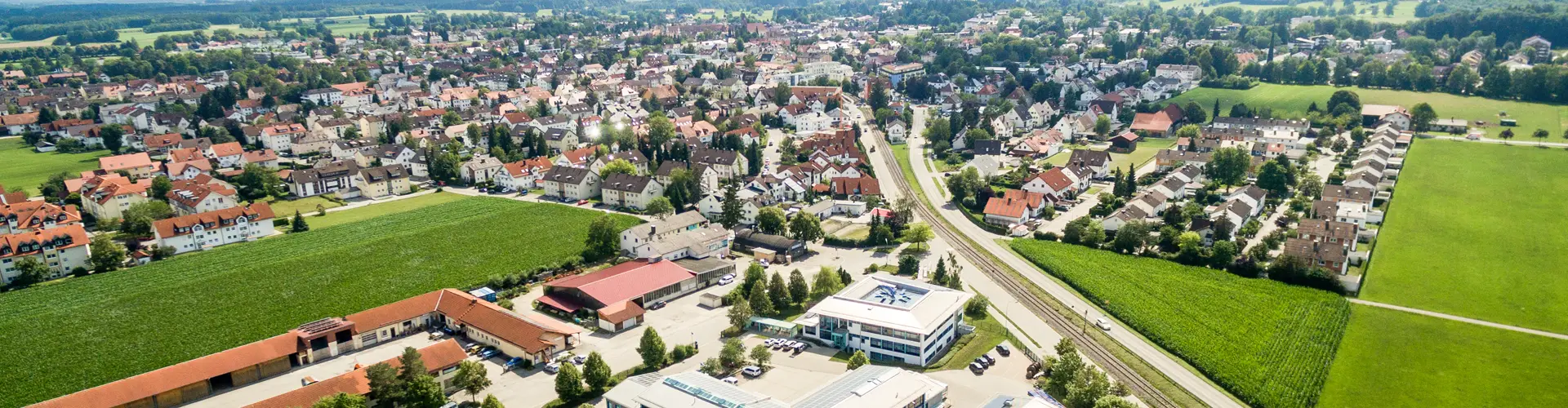 Drohnenaufnahme von Bad Wörishofen, unterhalb ist das Werksgelände der Stadtwerke zu sehen