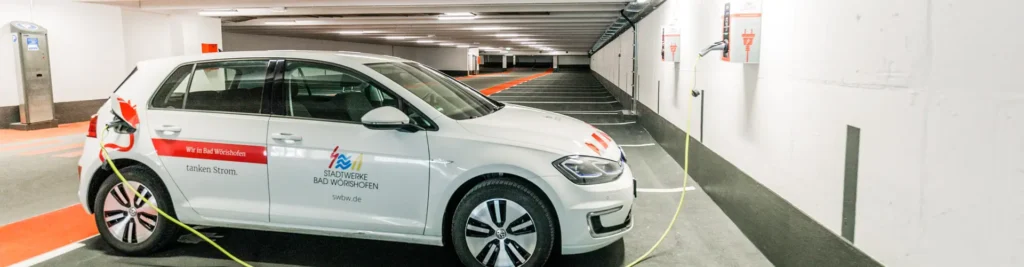 Elektroauto beim Ladevorgang im Parkhaus