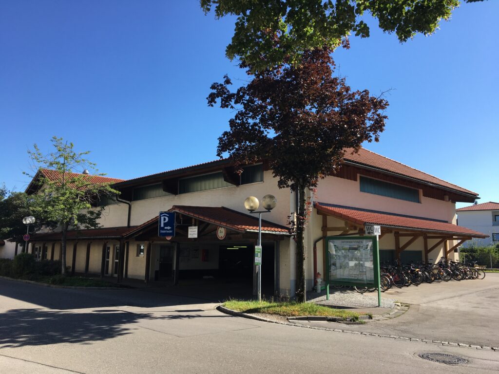 Das Parkhaus am Bahnhof von außen